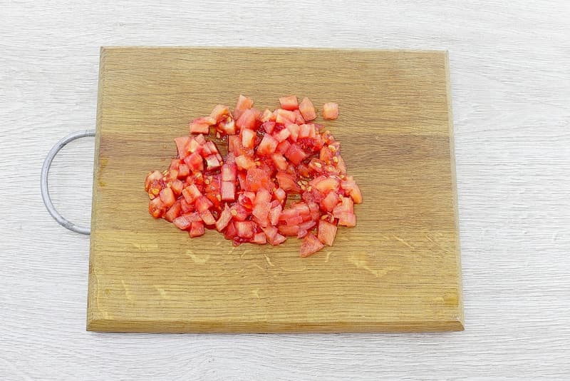 Нарезать помидор кубиками.
